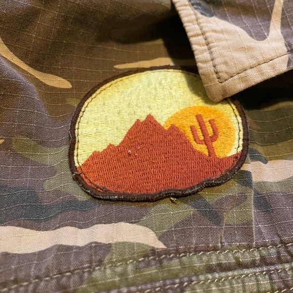 Lucky Brand Men’s Camo Patchwork Button Up Light Jacket. - Picture 6 of 7